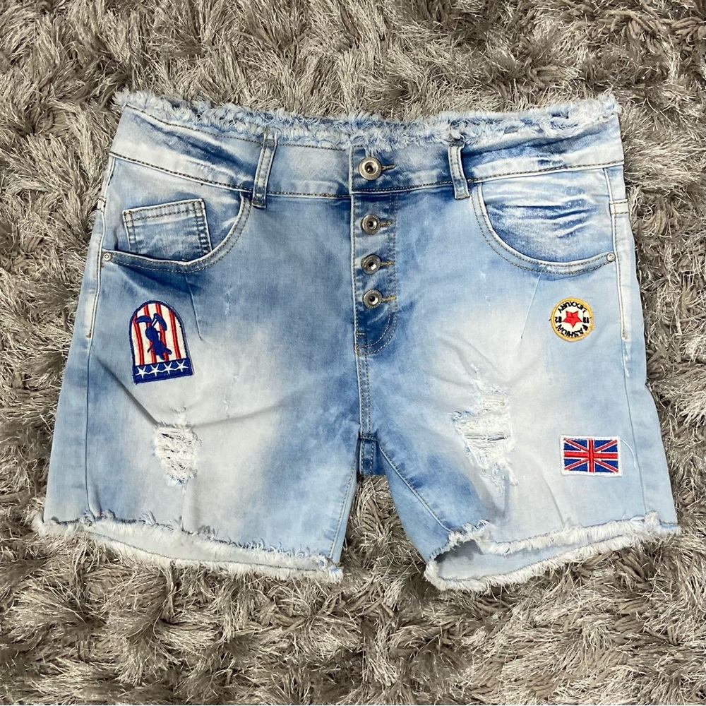 Lexxury women blue denim button front closure jeans shorts. Size 42. Used.